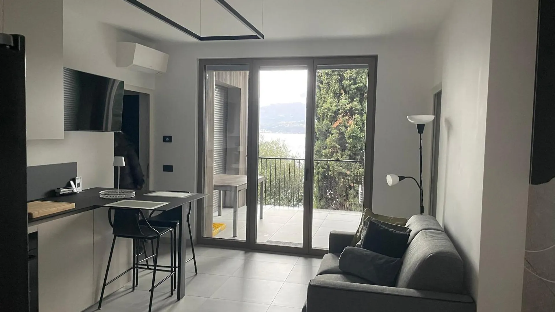 3 Zimmer Apartment Am Gardasee Mit Traumhaften Seeblick Und Pool In توري ديل بيناكو