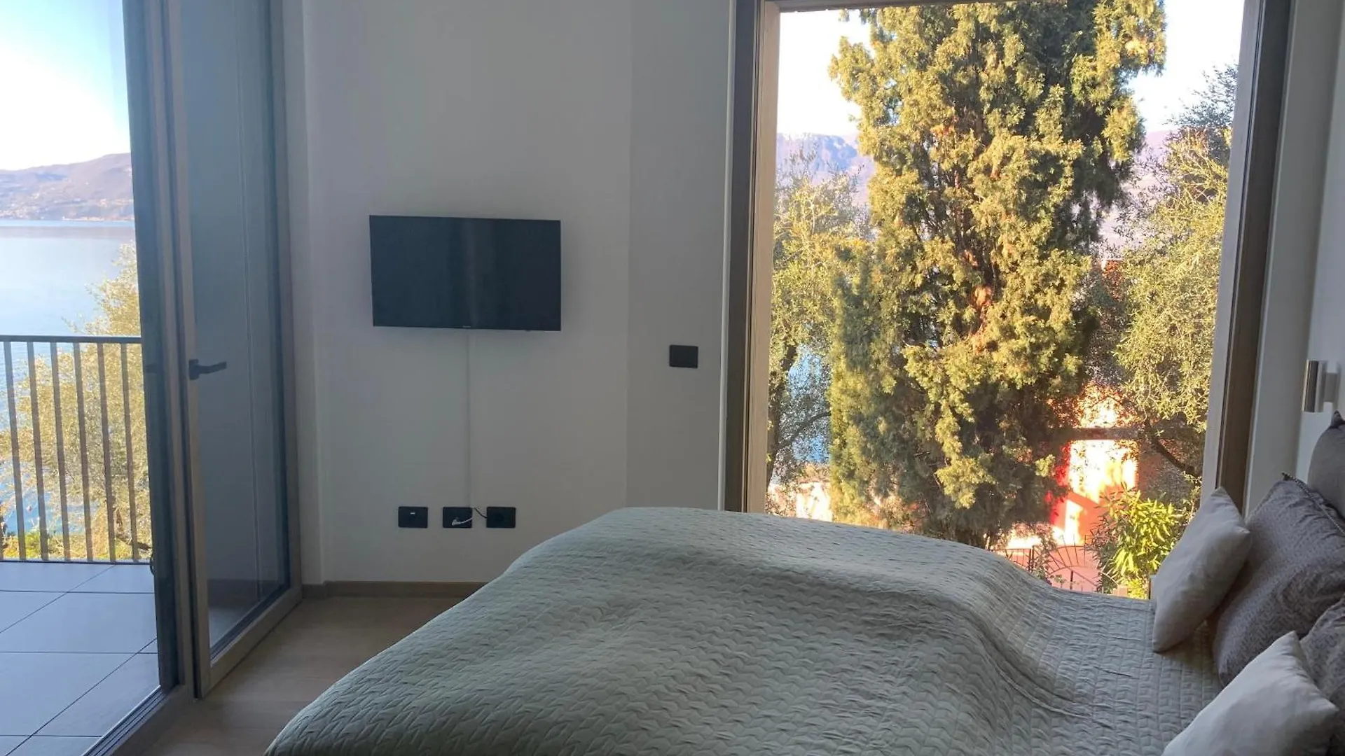 3 Zimmer Apartment Am Gardasee Mit Traumhaften Seeblick Und Pool In توري ديل بيناكو